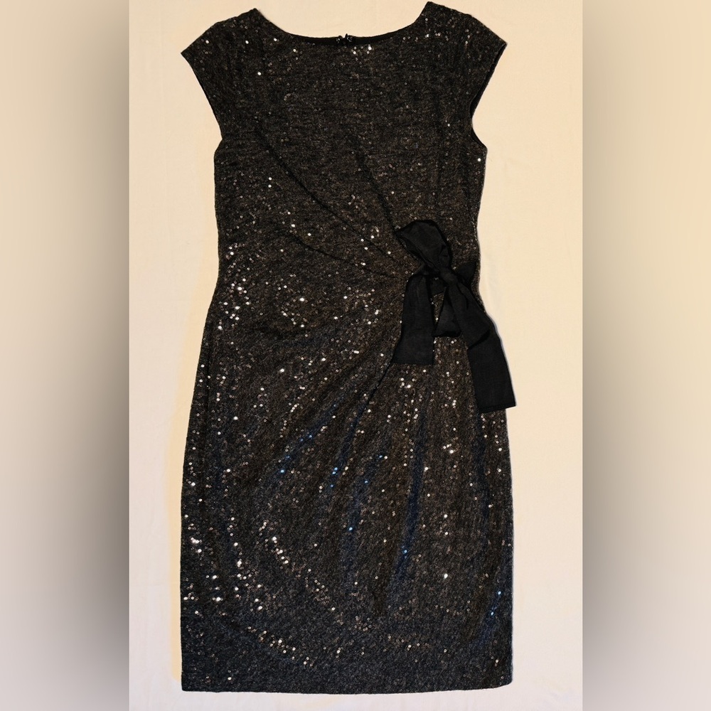 (S) THE LIMITED STRETCH BLACK SEQUIN GRAY BASE MIDI DRESS W/ RUCHING & BLACK BOW
